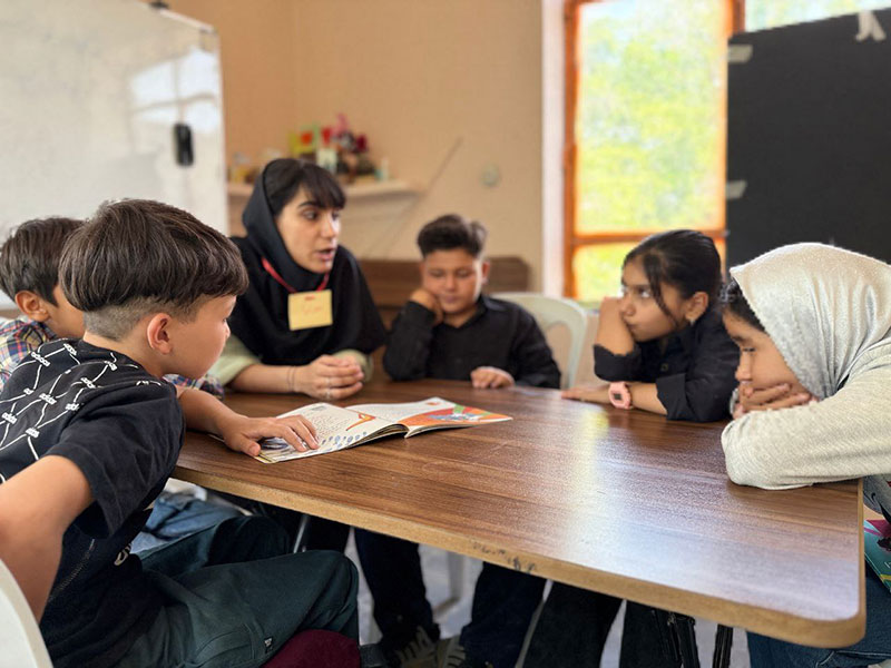 تصویری از یکی از برنامههای کتابخوانی در کتابخانهی دامان